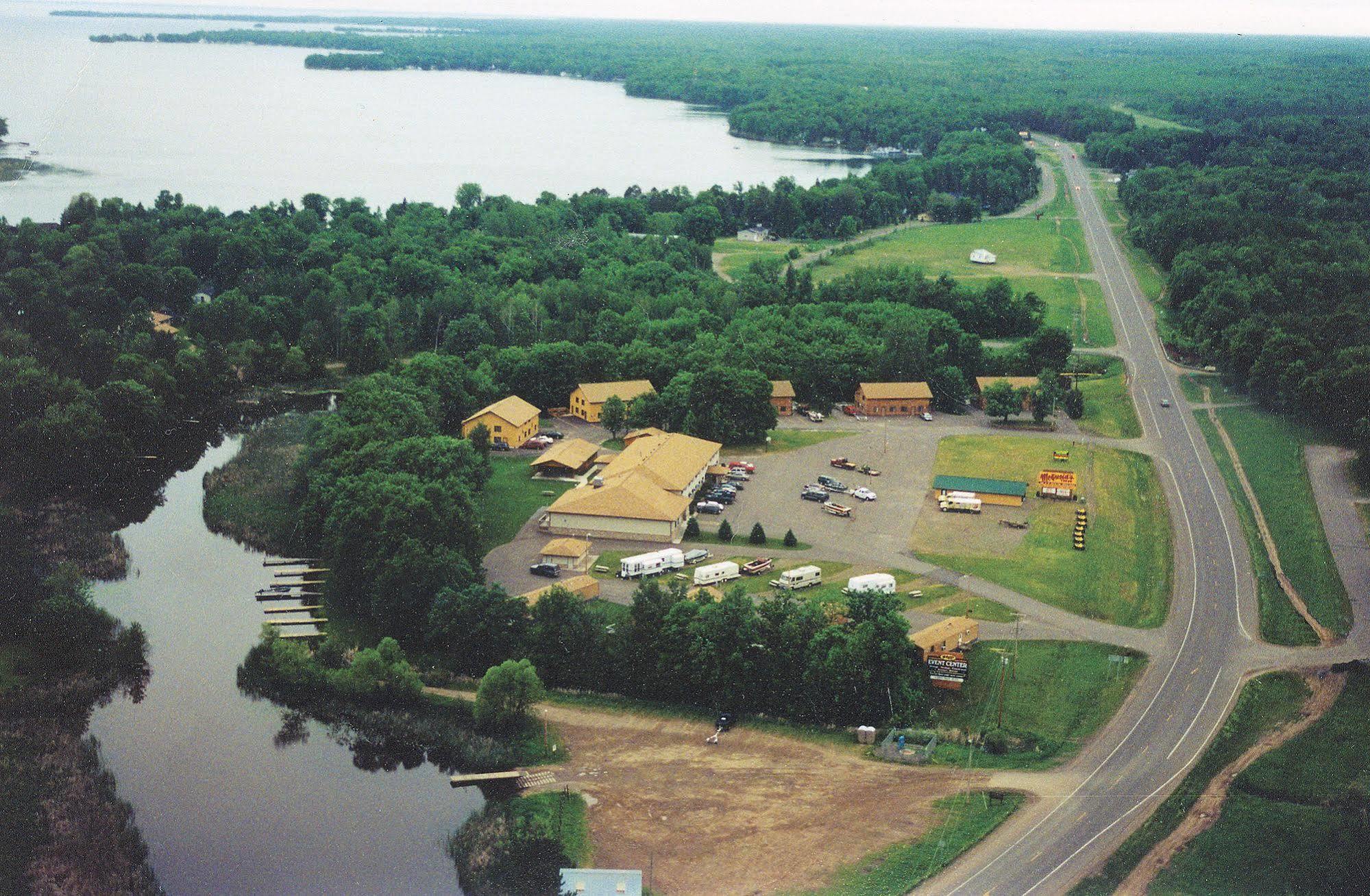Mcquoid'S Inn And Event Center Isle Buitenkant foto