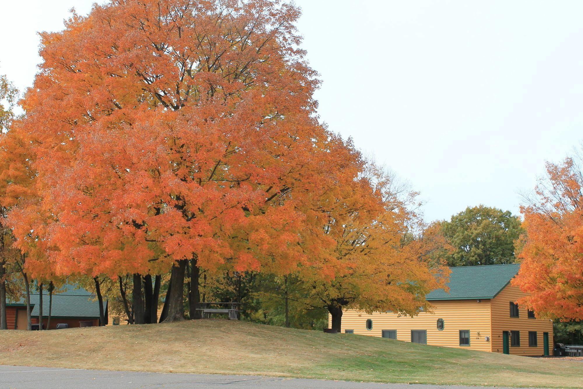 Mcquoid'S Inn And Event Center Isle Buitenkant foto